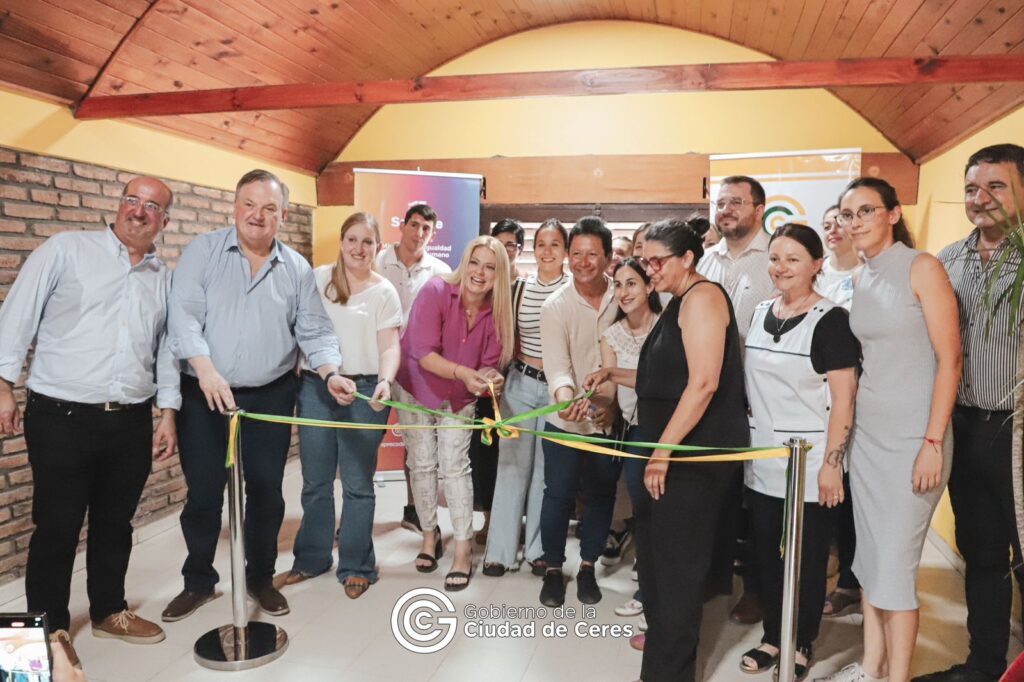 Inauguración del Dispositivo Regional de Prevención y Acompañamiento de las Adicciones en Ceres 2 corte de cinta