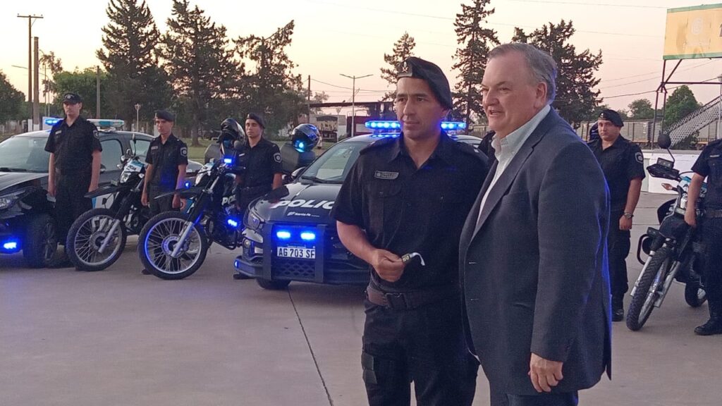 Entrega de nuevos móviles policiales y firma de convenios para localidades del Dpto. San Cristóbal 2 patrulleros 2