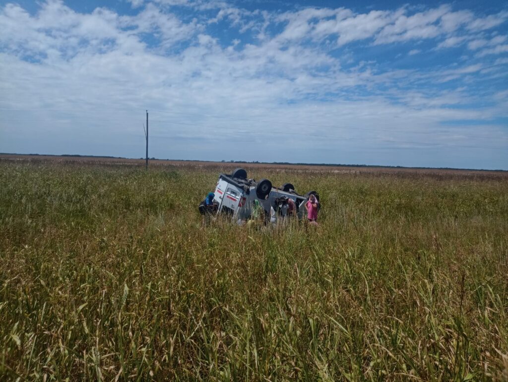 Arrufo: Una combi con 12 personas terminó en medio del campo 2 WhatsApp Image 2025 01 04 at 09.58.42