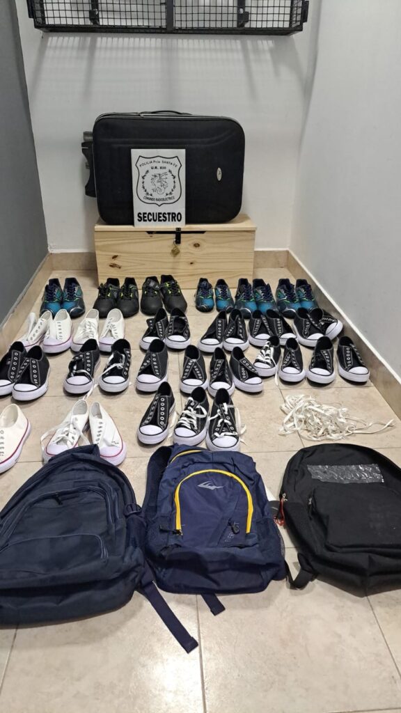 De Ceres a Selva: Ladrones que exportan lo robado: Botines, mochilas y zapatillas tiró mientras se escapaba de la Policía 2 botines