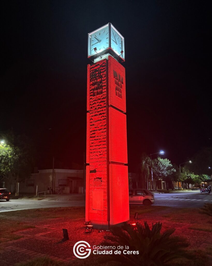 Nuestra ciudad iluminada de naranja para honrar la memoria de los hermanitos Bibas 4 reloj publico