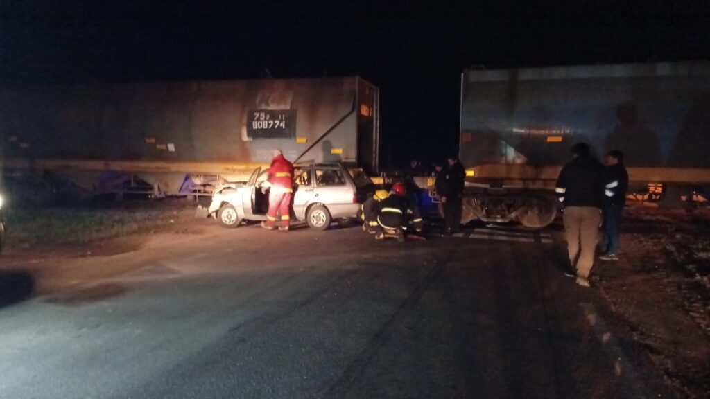 Arrufó: Tren carguero colisionó con un automóvil 2 accidente arrufo