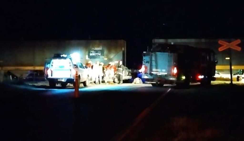 Arrufó: Tren carguero colisionó con un automóvil 3 bomberos arrufo