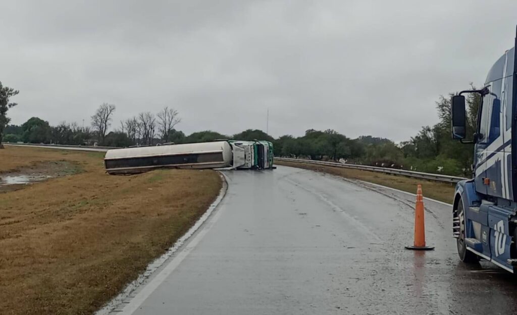 El vuelco de un camión con combustible interrumpe el tránsito de Ruta 34 2 camion volcado