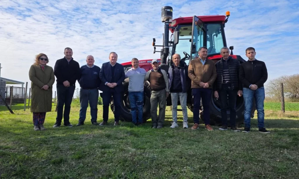 Michlig: “En este Gobierno Provincial todas las gestiones tienen una rápida respuesta a través de los Programas correspondientes” 2 nanducita tractor 1
