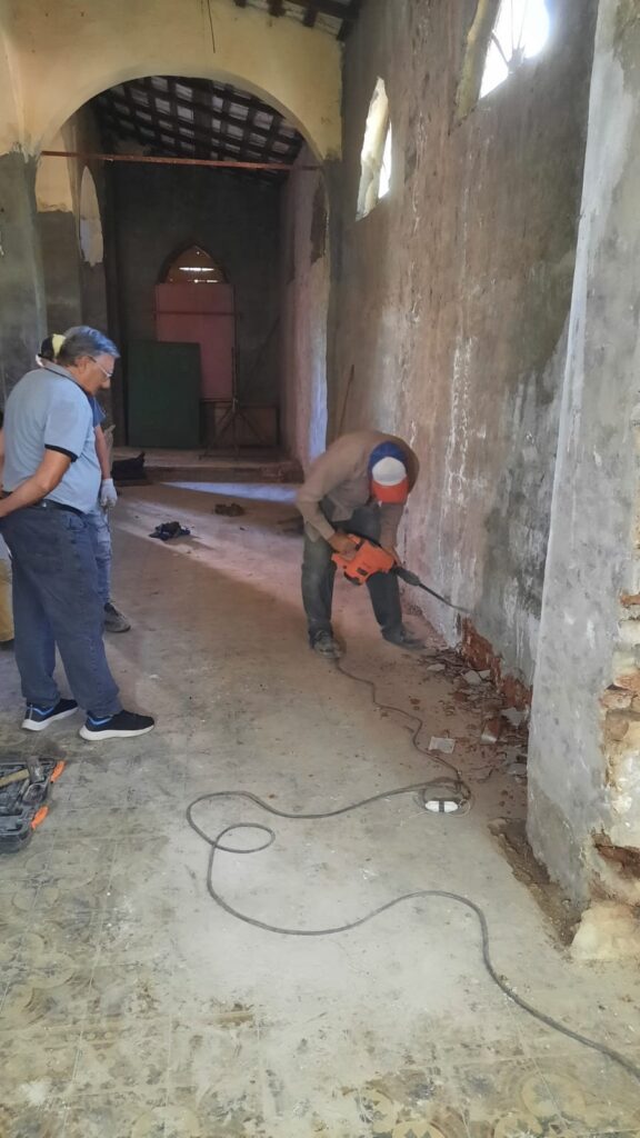 Comenzaron las obras para restaurar el Viejo Templo parroquial 2 matillazo