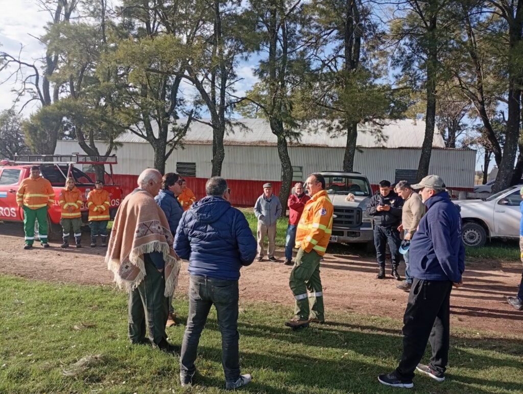 Desde Selva asisten a vecinos de Los Porongos en helicóptero 6 bomberos selva