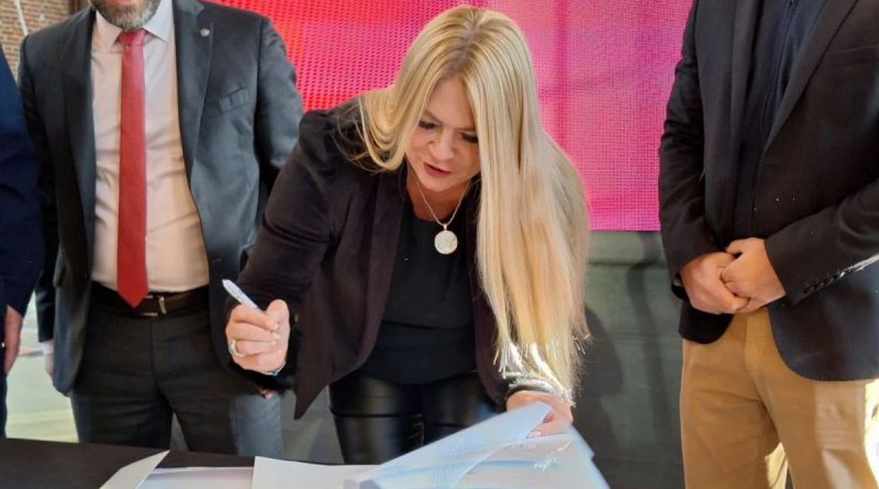Caminos productivos: Alejandra Dupouy firmó convenio por 350 millones