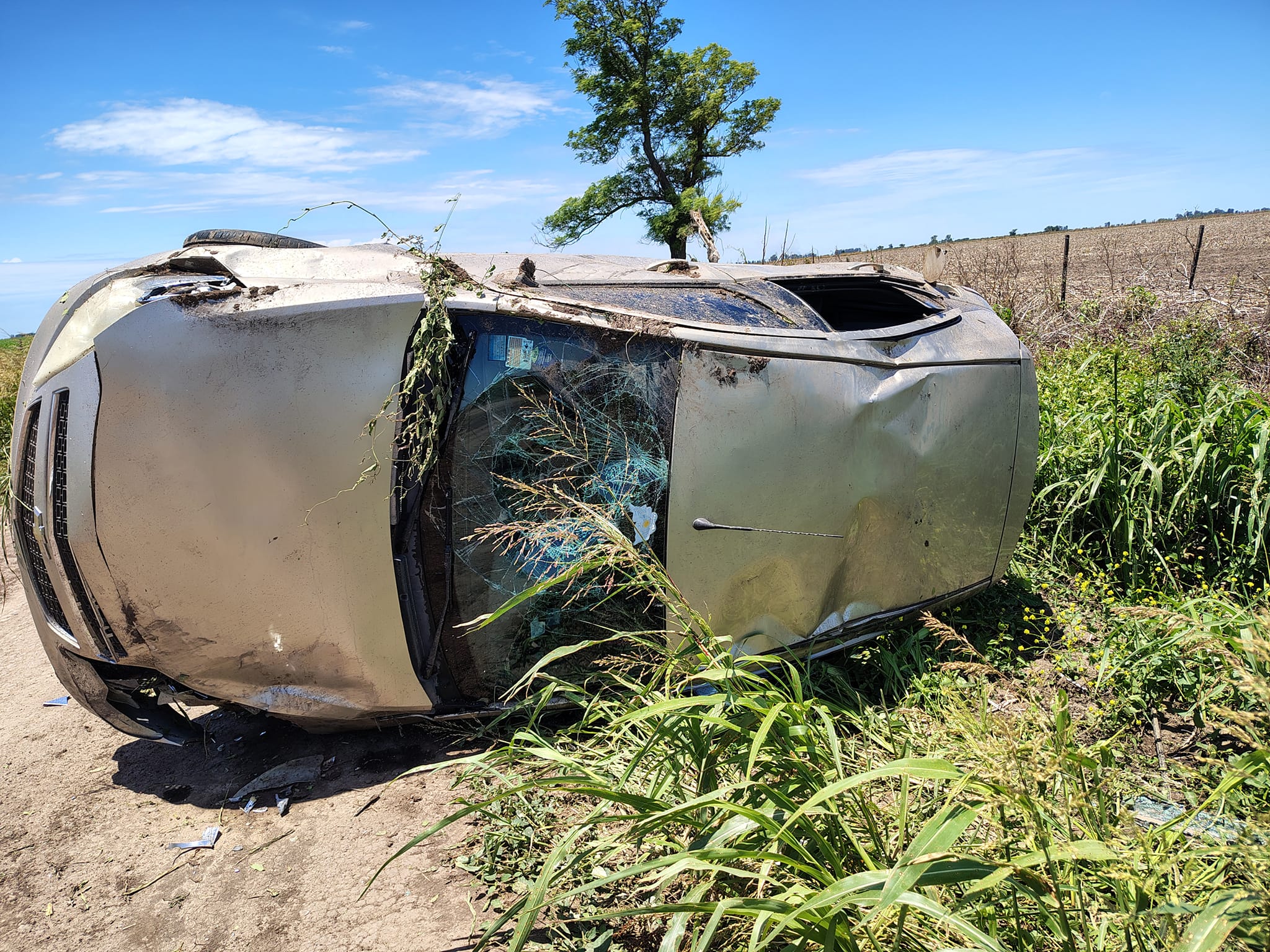 Ceres: Robaron un auto y lo tumbaron camino a Selva. La familia pide celeridad a la Policía 1 auto volcado