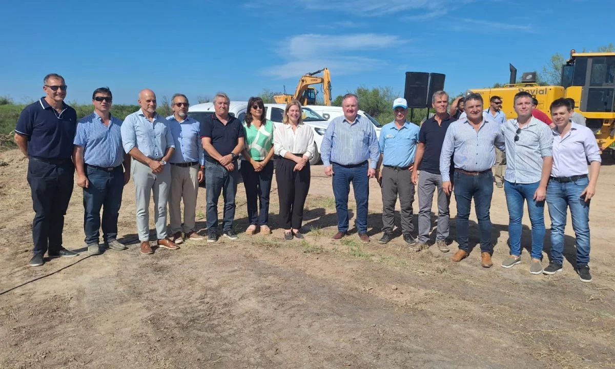 Firma de acta de inicio de obras de ensanche de 3 puentes y accesos sobre la Ruta Provincial N° 4 1 puente 3