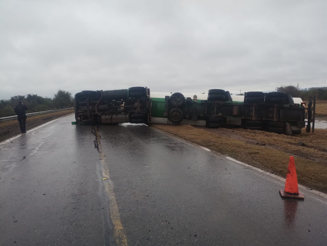 El vuelco de un camión con combustible interrumpe el tránsito de Ruta 34 1 combu