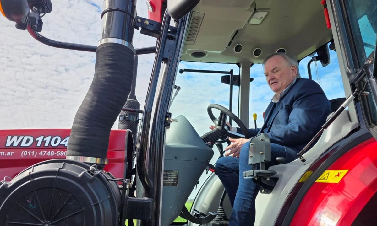 Michlig: “En este Gobierno Provincial todas las gestiones tienen una rápida respuesta a través de los Programas correspondientes” 1 nanducita tractor 2