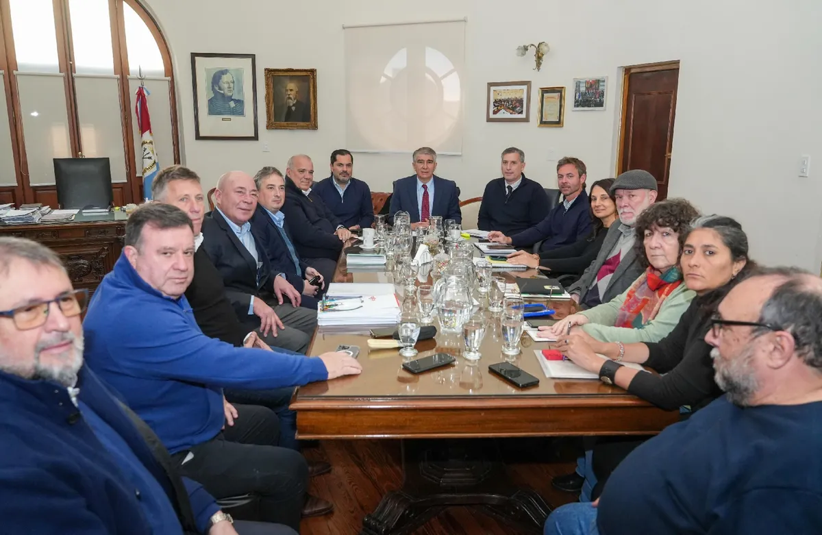 Paritarias en Santa Fe: el Gobierno ofreció un aumento salarial del 7% para el segundo semestre 1 paritarias estatales 11 8 25